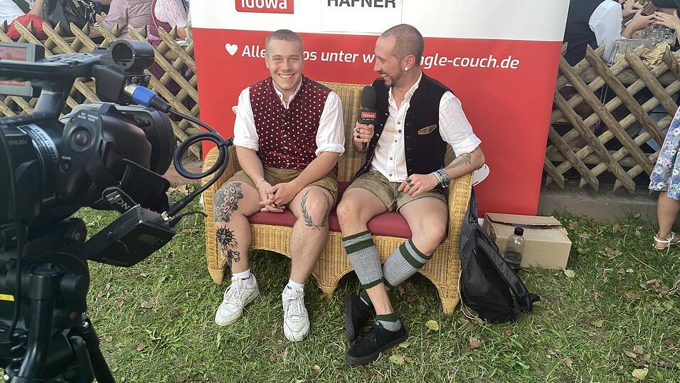 Langweilig wird es bei uns auf der Couch nie – dafür sorgen die sympathischen Gäste und die Moderatoren, die natürlich auch ihren Spaß haben. Langweilig wird es bei uns auf der Couch nie – dafür sorgen die sympathischen Gäste und die Moderatoren, die natürlich auch ihren Spaß haben.