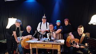 Eigens für diesen Mordfall wurde eine kleine Musikgruppe aus Abb Jahrstorfer, Kuno Anthofer und Max Fröschl ins Leben gerufen, die sich auch passend eine 'Mordsmusi' nannte. Eigens für diesen Mordfall wurde eine kleine Musikgruppe aus Abb Jahrstorfer, Kuno Anthofer und Max Fröschl ins Leben gerufen, die sich auch passend eine 'Mordsmusi' nannte.