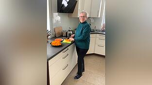 Ein Blick in den Briefkasten, genug Holz für den Holzofen und frisches Gemüse zum Mittagstisch: Marion Platzers Aufgabenfeld ist bunt und abwechslungsreich. Ein Blick in den Briefkasten, genug Holz für den Holzofen und frisches Gemüse zum Mittagstisch: Marion Platzers Aufgabenfeld ist bunt und abwechslungsreich.