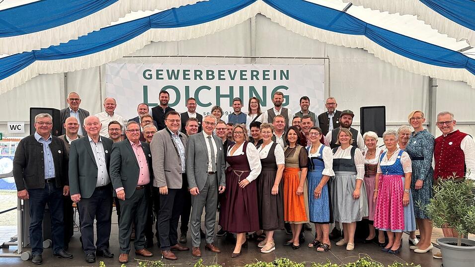 Die Veranstalter des Loichinger Gewerbevereins mit den Ehrengästen - alle zwei Jahre wird die Veranstaltung organisiert. Die Veranstalter des Loichinger Gewerbevereins mit den Ehrengästen - alle zwei Jahre wird die Veranstaltung organisiert.