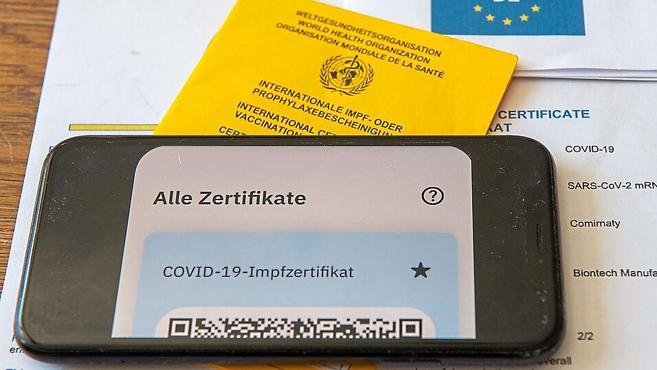 Bis zum 15. März müssen Beschäftigte in Kliniken und Pflegeheimen bei ihren Arbeitgebern ihren Impf- oder Genesenenstatus nachweisen. Die Arbeitgeber müssen die Gesundheitsämter informieren, wenn dies nicht geschieht. Bis zum 15. März müssen Beschäftigte in Kliniken und Pflegeheimen bei ihren Arbeitgebern ihren Impf- oder Genesenenstatus nachweisen. Die Arbeitgeber müssen die Gesundheitsämter informieren, wenn dies nicht geschieht.