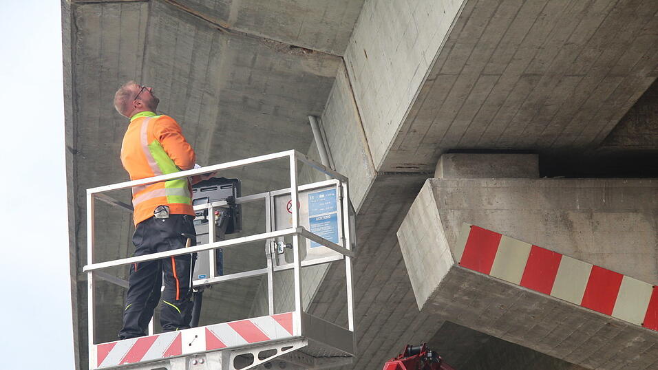 Ganz genau unter die Lupe nimmt derzeit Bauingenieur Felix Becher vom Nürnberger Ingenieurbüro Koller die große Brücke in der Geiselhöringer Straße. Im Rahmen der großen Hauptprüfung suchen die Fachleute aus Nürnberg nach Brückenschäden. Ihr Zwischenfazit: Gute Brücke mit kleinen Mängeln. Ganz genau unter die Lupe nimmt derzeit Bauingenieur Felix Becher vom Nürnberger Ingenieurbüro Koller die große Brücke in der Geiselhöringer Straße. Im Rahmen der großen Hauptprüfung suchen die Fachleute aus Nürnberg nach Brückenschäden. Ihr Zwischenfazit: Gute Brücke mit kleinen Mängeln.