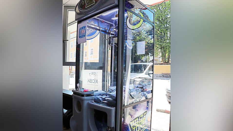 Der Greifarmautomat, gef&uuml;llt mit Retourenpaketen, hier noch in dem E-Kiosk in der Seligenthaler Stra&szlig;e.