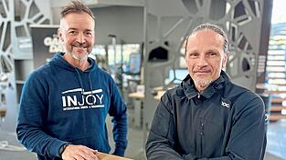 Gesundheit im zunehmenden Alter hängt von vielen Faktoren ab. Wie jeder dazu selbst einen Beitrag leisten kann, das hat Sigi Hartl (im Bild rechts zusammen mit Injoy-Chef Kai Schreiner) sich zur Leidenschaft gemacht. Der 59-Jährige gehörte in den 90er Jahren zu Deutschlands Karate-Elite und trainiert noch heute täglich.