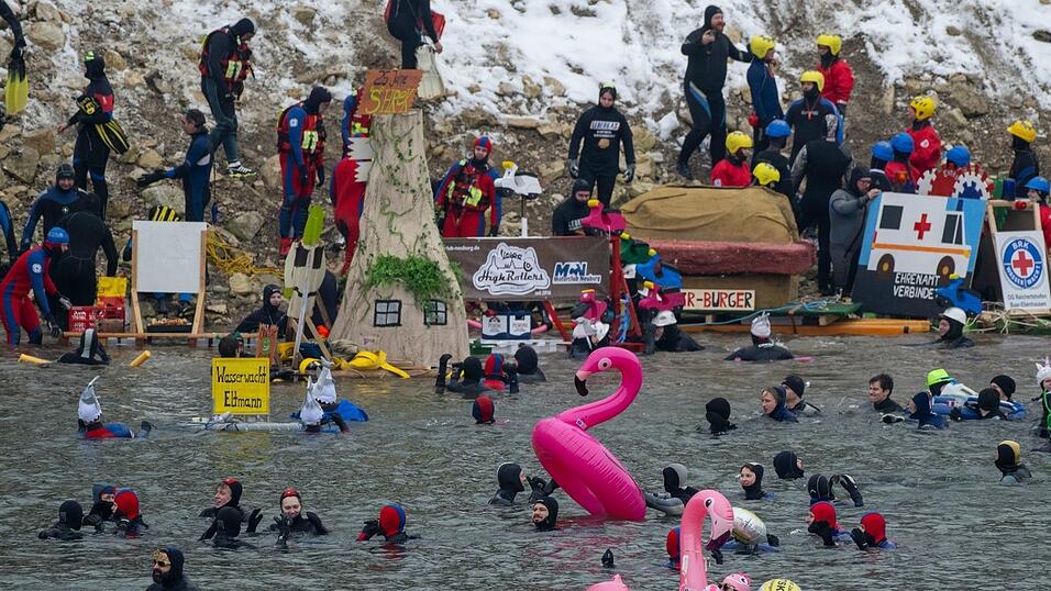 Aus einer Wasserrettungs&uuml;bung entwickelte sich das mit etwa 2.000 Teilnehmern nach Angaben der veranstaltenden Wasserwacht gr&ouml;&szlig;te Winterschwimmen Europas.