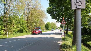Nicht zuletzt wegen des erhöhten Verkehrsaufkommens aufgrund der Isarbrückensperrung gestaltet es sich für Fußgänger schwierig, die Alte Umgehungsstraße zu überqueren.