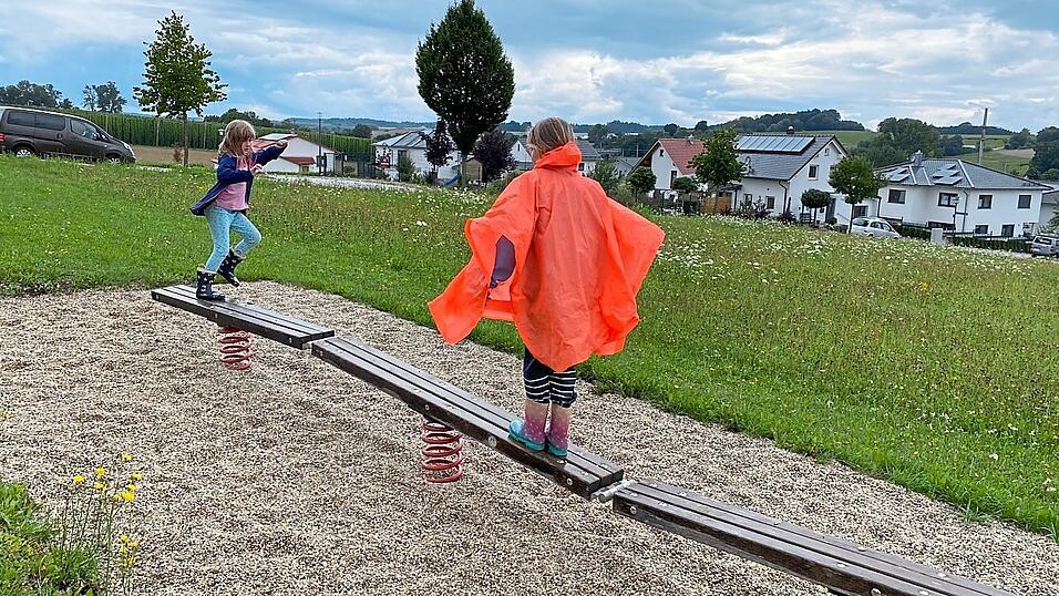 Mit Blick auf die Geiseckstraße: hier hieß es Balancieren und nicht ausrutschen. Den Kids gefiel es, trotz Regen. Mit Blick auf die Geiseckstraße: hier hieß es Balancieren und nicht ausrutschen. Den Kids gefiel es, trotz Regen.