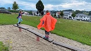 Mit Blick auf die Geiseckstraße: hier hieß es Balancieren und nicht ausrutschen. Den Kids gefiel es, trotz Regen.