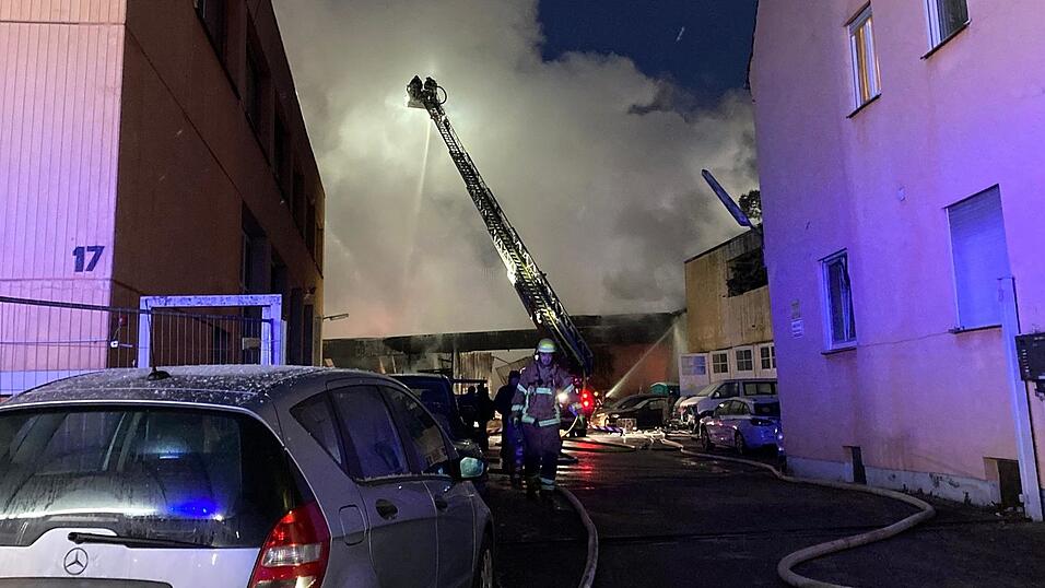 Die Feuerwehr rückte in Regensburg zu einer brennenden Halle aus. Die Feuerwehr rückte in Regensburg zu einer brennenden Halle aus.