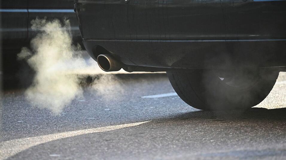 Die Deutsche Umwelthilfe will, dass BMW und Mercedes-Benz untersagt wird, in Zukunft Neuwagen mit klimasch&auml;dlichen Verbrennungsmotoren zu verkaufen. (Symbolbild)