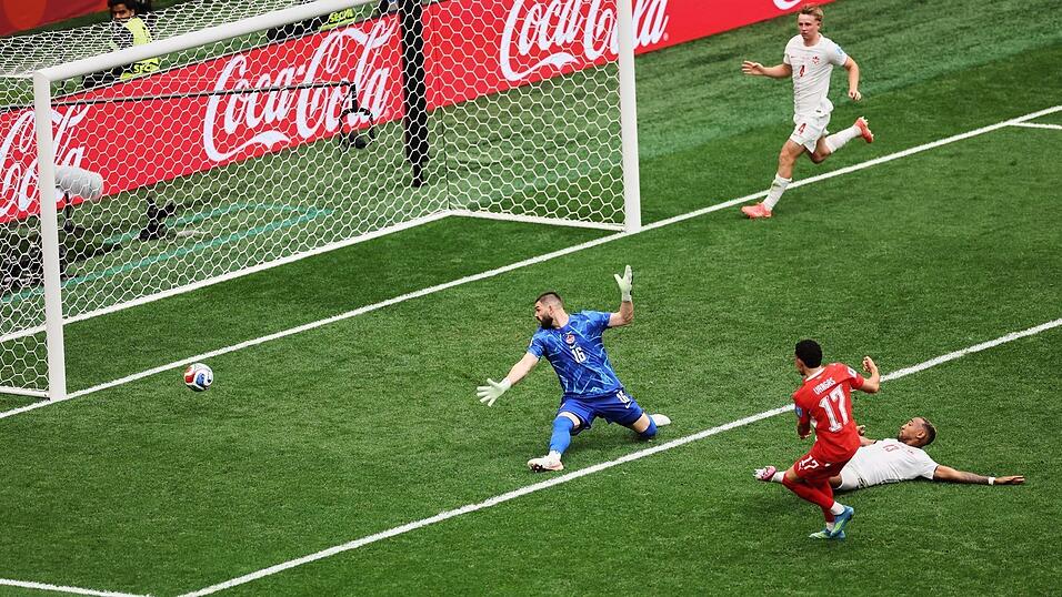 T&uuml;roffner f&uuml;r die Schweiz: Vargas erzielt das 1:0.