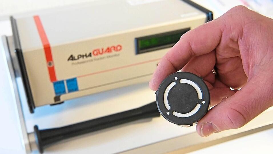 &Uuml;ber ein Dosimeter wird die langfristige Belastung mit Radon gemessen. F&uuml;r eine schnelle Einsch&auml;tzung gibt es spezielle Messger&auml;te.
