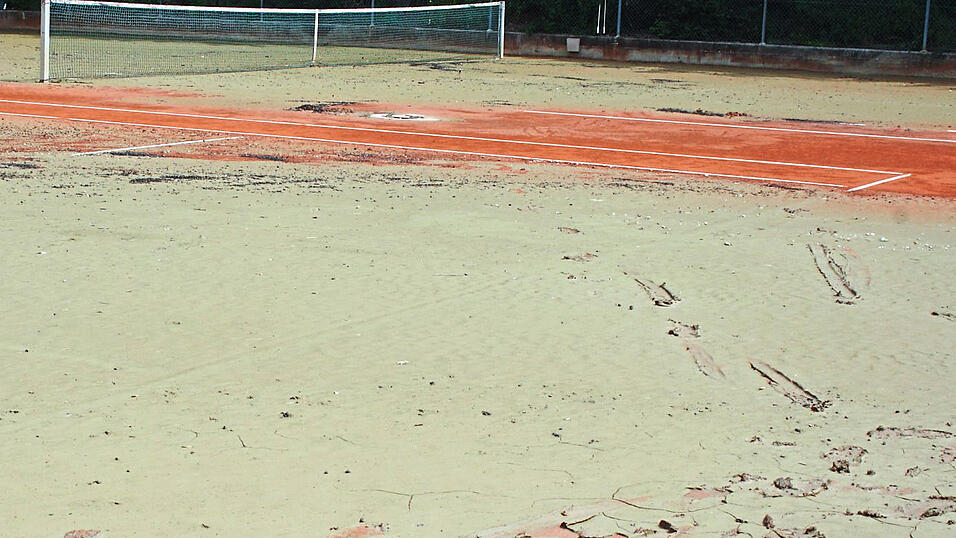 Der Tennisplatz in Tiefenbach ist mit Schlamm bedeckt. Die Sanierung der Sportanlagen würde laut eingeholtem Kostenvoranschlag 21000 Euro kosten. Der Tennisplatz in Tiefenbach ist mit Schlamm bedeckt. Die Sanierung der Sportanlagen würde laut eingeholtem Kostenvoranschlag 21000 Euro kosten.