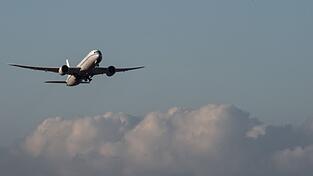 Eine Passagiermaschine startet von einem Flughafen.