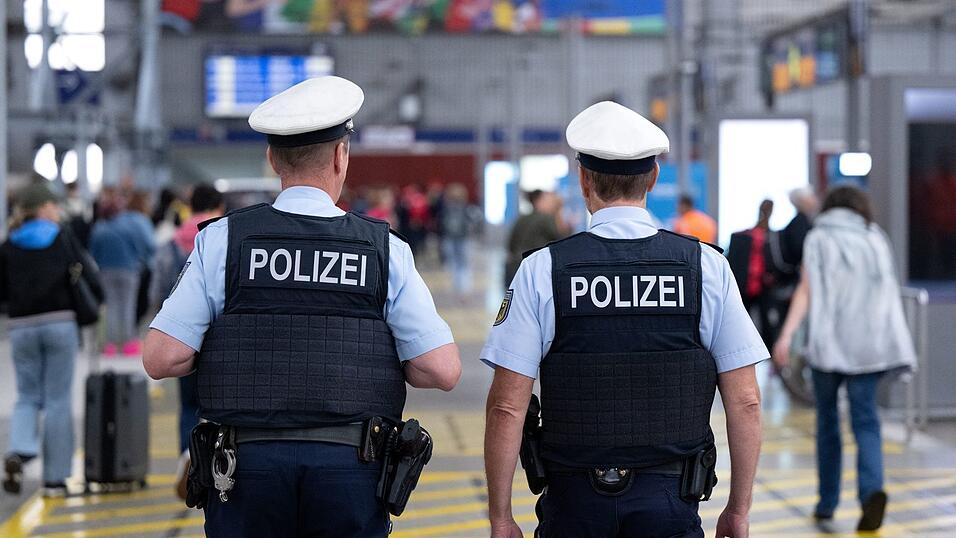Bundespolizisten nahmen den Angaben zufolge den Tatverdächtigen am Münchner Hauptbahnhof fest. (Symbolbild) Bundespolizisten nahmen den Angaben zufolge den Tatverdächtigen am Münchner Hauptbahnhof fest. (Symbolbild)