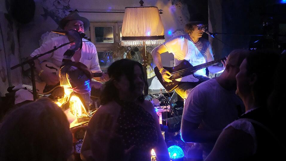 Partykl&auml;nge und z&uuml;nftige Kapellen, f&uuml;r jeden Nachtschw&auml;rmer in Tracht war etwas dabei.