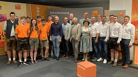 Die sechs angehenden Schreinergesellen zwischen Florian Sedlmeier (l.) und Landrat Ronny Raith, OStD Andreas Loibl, Centermanager Markus Scheer, HWK-Vizepräsident Hans Kastl, Bürgermeister Stefan Kern, Geschäftsführerin Agnes Birnböck, Obermeister Michael Hölzl und seiner Vorstandschaft sowie der stellvertretende Obermeister Andreas Früchtl (r.) Die sechs angehenden Schreinergesellen zwischen Florian Sedlmeier (l.) und Landrat Ronny Raith, OStD Andreas Loibl, Centermanager Markus Scheer, HWK-Vizepräsident Hans Kastl, Bürgermeister Stefan Kern, Geschäftsführerin Agnes Birnböck, Obermeister Michael Hölzl und seiner Vorstandschaft sowie der stellvertretende Obermeister Andreas Früchtl (r.)