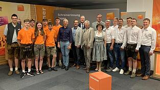 Die sechs angehenden Schreinergesellen zwischen Florian Sedlmeier (l.) und Landrat Ronny Raith, OStD Andreas Loibl, Centermanager Markus Scheer, HWK-Vizepräsident Hans Kastl, Bürgermeister Stefan Kern, Geschäftsführerin Agnes Birnböck, Obermeister Michael Hölzl und seiner Vorstandschaft sowie der stellvertretende Obermeister Andreas Früchtl (r.) Die sechs angehenden Schreinergesellen zwischen Florian Sedlmeier (l.) und Landrat Ronny Raith, OStD Andreas Loibl, Centermanager Markus Scheer, HWK-Vizepräsident Hans Kastl, Bürgermeister Stefan Kern, Geschäftsführerin Agnes Birnböck, Obermeister Michael Hölzl und seiner Vorstandschaft sowie der stellvertretende Obermeister Andreas Früchtl (r.)