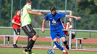 Die SpVgg Straubing (blaue Trikots, hier im Spiel beim FC Stra&szlig;kirchen) feierte zwischenzeitlich zehn Siege in Folge. Damit der Aufstieg in die Kreisklasse gelingt und man dort kein Punktelieferant ist, sucht Trainer Matei Fomitescu schon jetzt neue Spieler.
