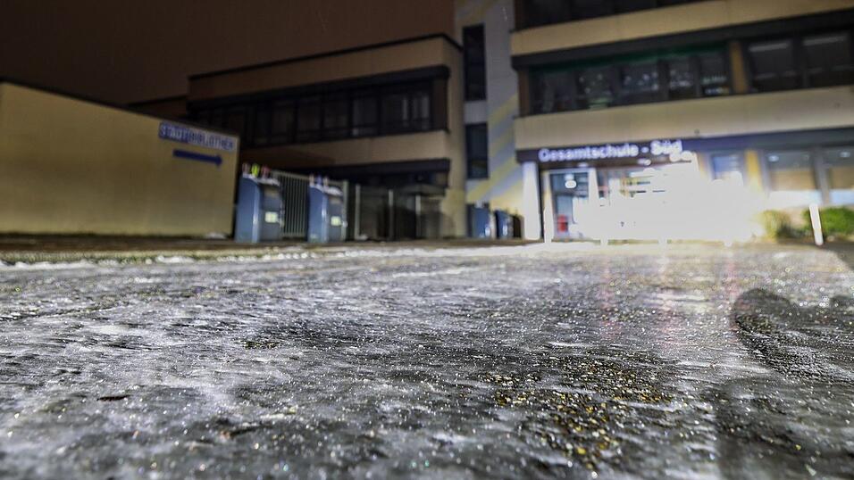 Am Morgen war es an vielen Orten spiegelglatt. An vielen Schulen fiel der Präsenzunterricht aus. Am Morgen war es an vielen Orten spiegelglatt. An vielen Schulen fiel der Präsenzunterricht aus.