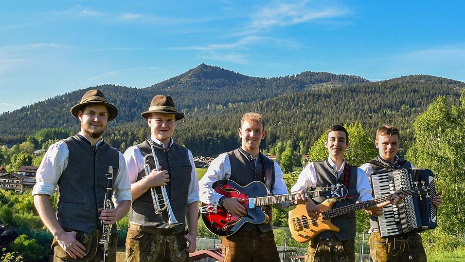 Heimatverbunden wie sie sind, stehen sie vor dem Osser: (v. l.) Dominik Hupf, Felix Kollmer, Simon Aschenbrenner, Simon Kress und Franz Weinfurtner. Heimatverbunden wie sie sind, stehen sie vor dem Osser: (v. l.) Dominik Hupf, Felix Kollmer, Simon Aschenbrenner, Simon Kress und Franz Weinfurtner.