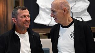 Lothar Matth&auml;us und Bernd Neuendorf sprechen bei einer Veranstaltung in Chicago.