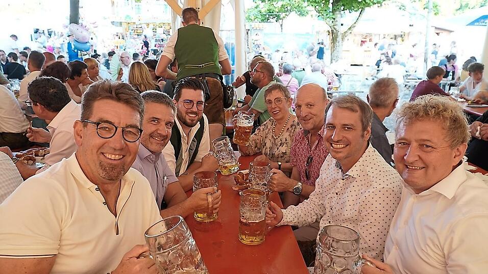 Auch die politische Prominenz lie&szlig; sich das Bier schmecken.
