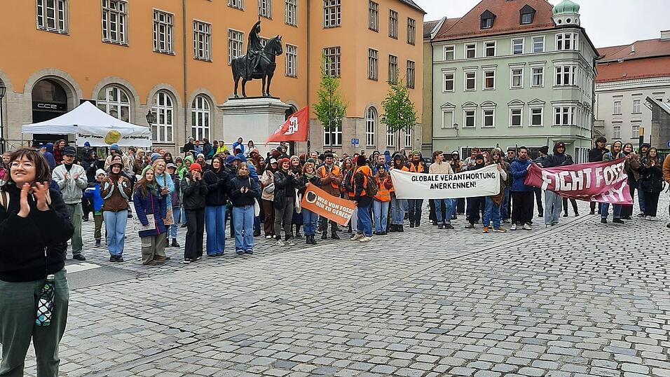 Bis zu 160 Personen beteiligten sich an der Demonstration am Freitag.