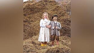 Das n&auml;rrische Brautpaar der Faschingshochzeit in Mamming: Sophie Apfelbeck und Alexander W&auml;lischmiller freuen sich auf einen unvergesslichen Hochzeitstag.