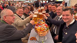 Ein Prost auf das Chamer Volksfest und die bayerische Gem&uuml;tlichkeit: Am Ehrentisch flie&szlig;t vor allem alkoholfreies Bier.