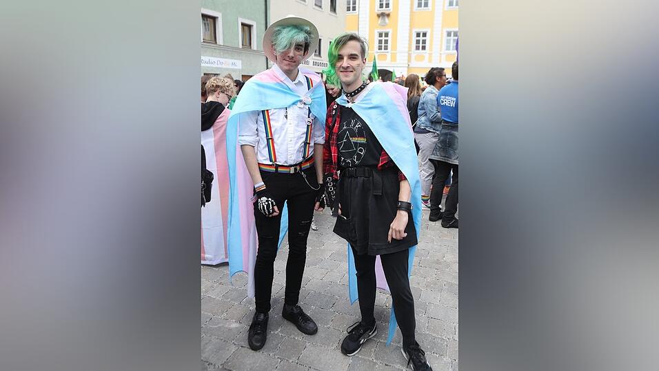 Knapp 2.000 Teilnehmer feierten am Samstag in Landhut den ersten Christopher-Street-Day Niederbayerns.