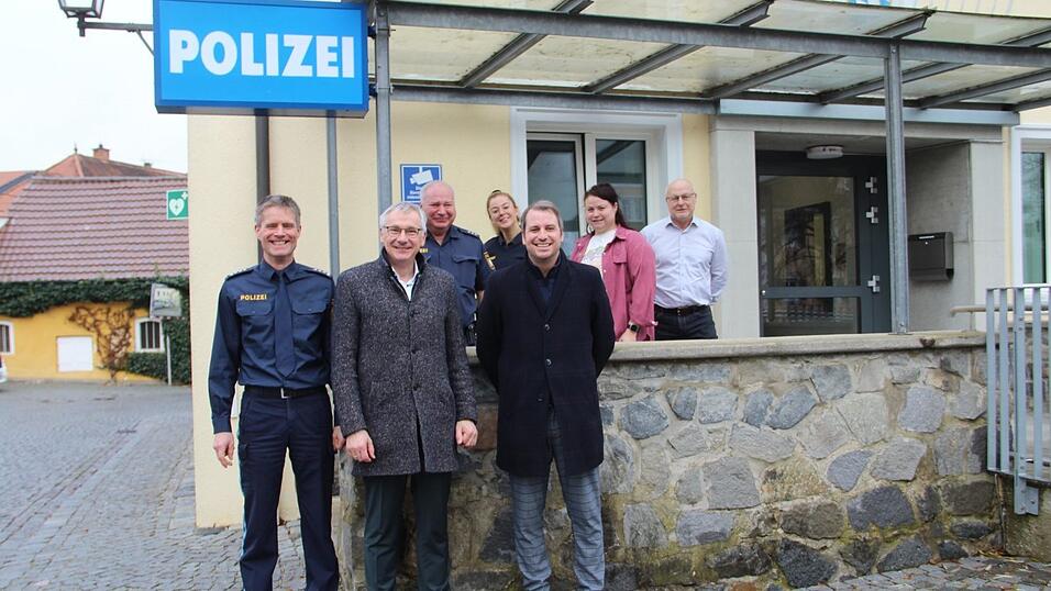Polizeichef Stefan Lehner (vorne l.) und seine Kollegen Jürgen Colling (hinten v. l.), Nina Kerscher, Melanie Bertsch und Josef Pressina konnten Landrat Werner Bumeder (Mitte) und Bürgermeister Matthias Kohlmayer begrüßen. Polizeichef Stefan Lehner (vorne l.) und seine Kollegen Jürgen Colling (hinten v. l.), Nina Kerscher, Melanie Bertsch und Josef Pressina konnten Landrat Werner Bumeder (Mitte) und Bürgermeister Matthias Kohlmayer begrüßen.