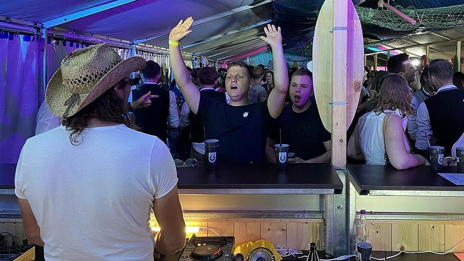 DJ Schinken ist in der Region für viele Musikfreunde Kult. Links und rechts von seinem Mischpult liegen zwei CD-Player, die abwechselnd Lieder spielen. So kommt es zu keiner Pause.