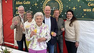 Auf die n&auml;chsten 100 Jahre: die Jubilarin Theresia Haum (vorne Mitte) mit (v.l.) dem stellvertretenden Landrat Roman Fischer, ihrer Tochter Barbara Imm, B&uuml;rgermeister Thomas Etschmann, ihrem Sohn Andreas Haum und ihrer Tochter Martha Hanuschke.