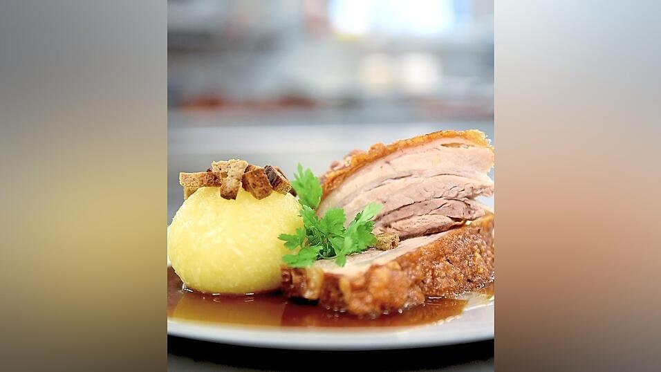 Schweinekrustenbraten ist im Landgasthof Reisinger beliebt. Schweinekrustenbraten ist im Landgasthof Reisinger beliebt.