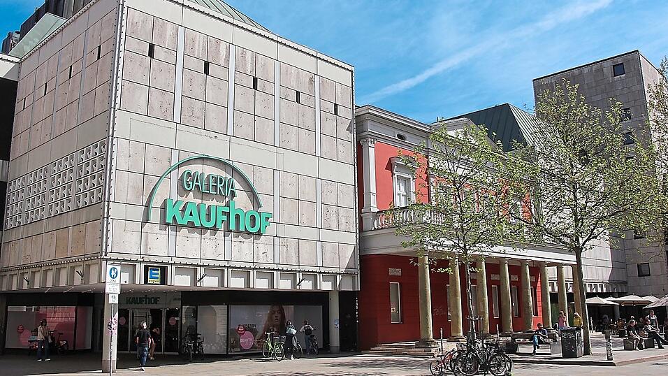 Noch ist Galeria Kaufhof am Neupfarrplatz geöffnet. Die Mitarbeitenden müssen sich aber einen neuen Arbeitsplatz suchen. Noch ist Galeria Kaufhof am Neupfarrplatz geöffnet. Die Mitarbeitenden müssen sich aber einen neuen Arbeitsplatz suchen.
