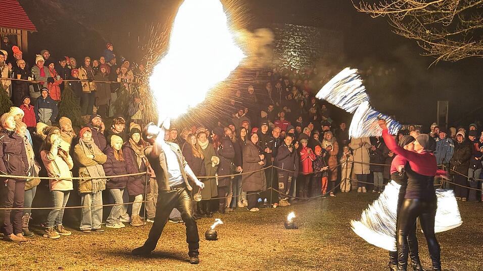Beeindruckend: Die Feuerschlucker und Feuerspucker von &bdquo;Ameno Signum&ldquo;