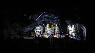 W&auml;hrend eines Sturms st&uuml;rzte eine St&uuml;tzmauer auf die Gleise und traf auch den Zug.