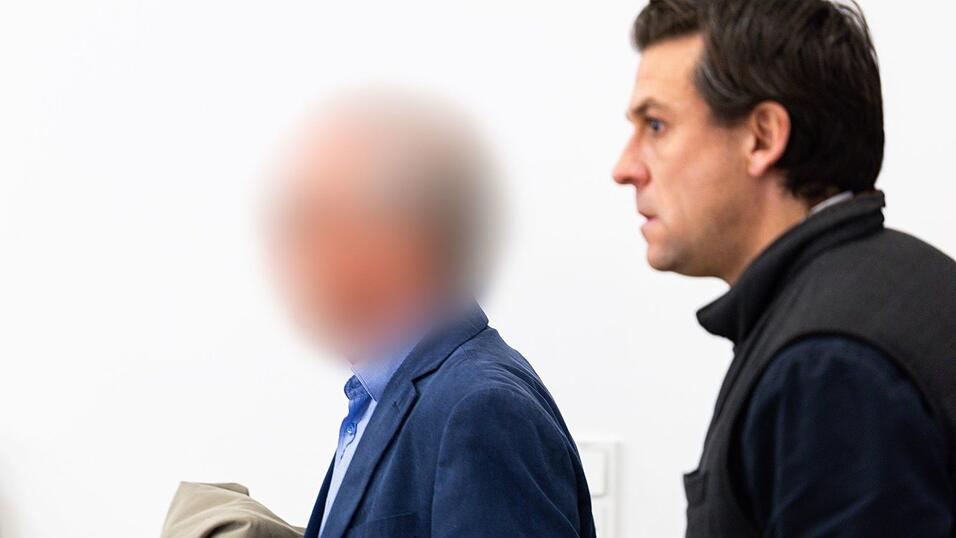 Der angeklagte Ex-Parlamentarier (l) bestreitet vor Gericht den Vorwurf des Kindesmissbrauchs.