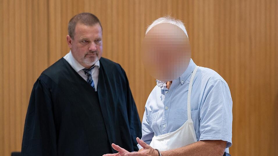 Der Angeklagte mit seinem Anwalt. Der Angeklagte mit seinem Anwalt.