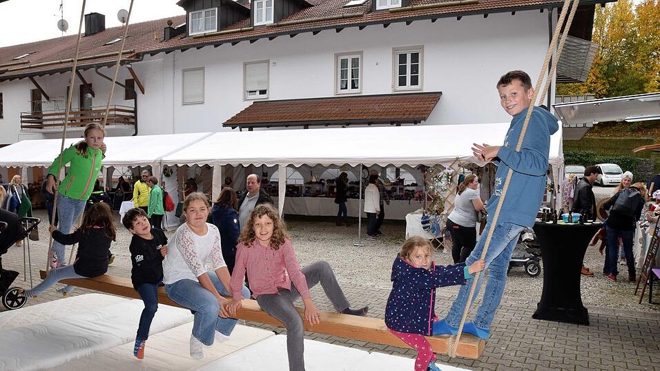 Ein Erfolg war am Sonntag der Kirtamarkt vom Heimat- und Trachtenverein D´Erlbachtaler auf dem Gelände vom Gasthaus Bauer in Niedererlbach. Ein Erfolg war am Sonntag der Kirtamarkt vom Heimat- und Trachtenverein D´Erlbachtaler auf dem Gelände vom Gasthaus Bauer in Niedererlbach.