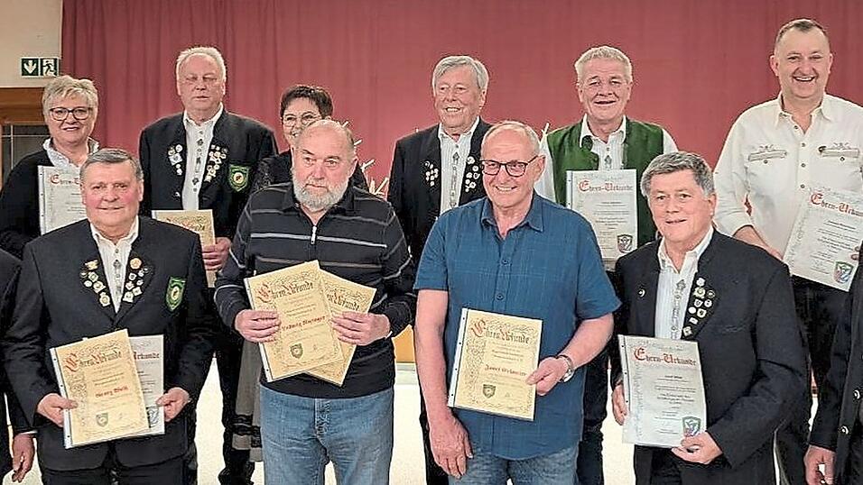 Schützenmeister Norman Winkler (rechts) mit den Geehrten: (vorne von links) Johann Dullinger, Georg Weiß, Ludwig Rixinger, Josef Erlmeier und Josef Maier sowie (hinten von links) Robert Haim, Renate Schachtl, Johann Birkeneder, Renate Woletz, Erich Auer, Franz Altmann und Johann Kirschner. Schützenmeister Norman Winkler (rechts) mit den Geehrten: (vorne von links) Johann Dullinger, Georg Weiß, Ludwig Rixinger, Josef Erlmeier und Josef Maier sowie (hinten von links) Robert Haim, Renate Schachtl, Johann Birkeneder, Renate Woletz, Erich Auer, Franz Altmann und Johann Kirschner.