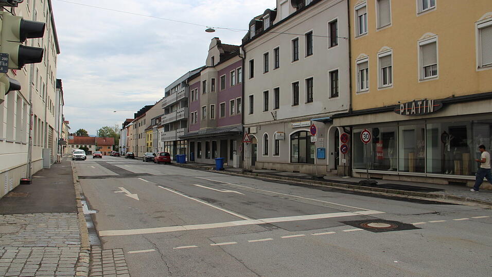 Die Deggendorfer Straße wird saniert. Die Deggendorfer Straße wird saniert.