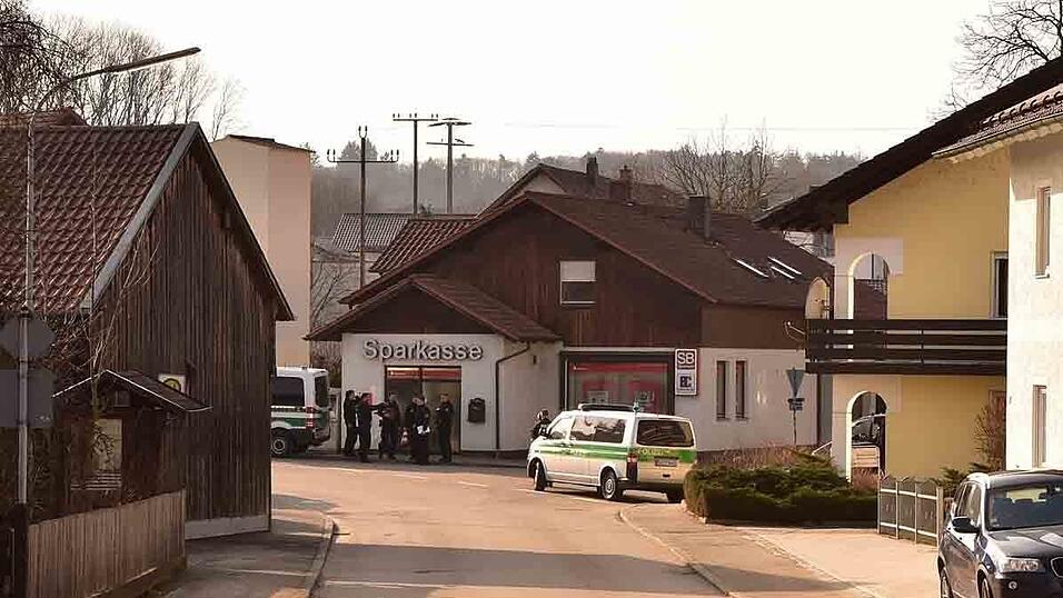 Zahlreiche Mitglieder des MC Bandidos waren am Samstag in Steinach (Kreis Straubing-Bogen). Unter strenger Beobachtung der Polizei.