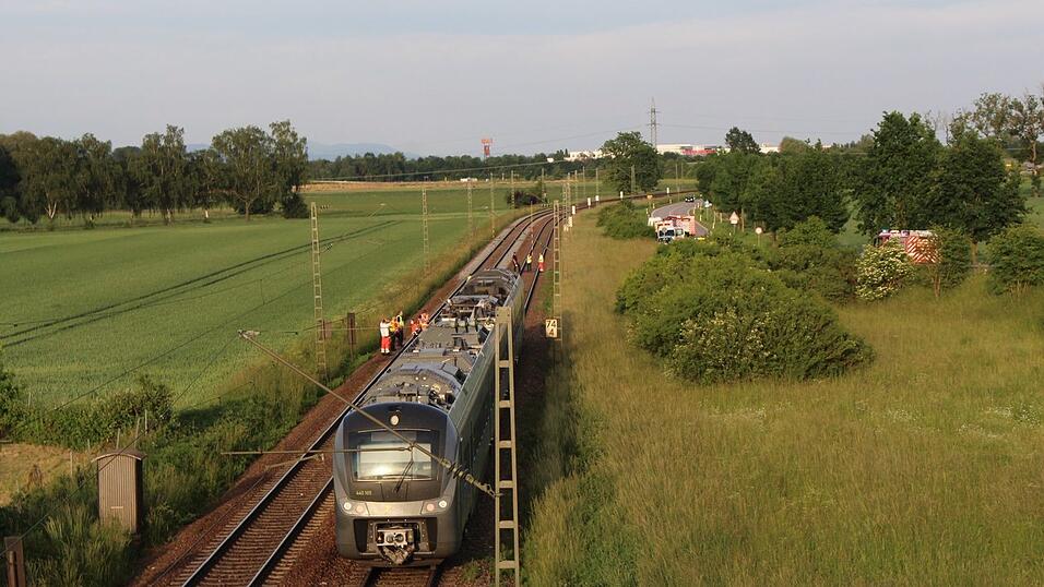 Wegen einer an der Oberleitung hängenden Folie musste am Dienstagabend die Bahnstrecke in Straubing auf Höhe Gut Eglsee gesperrt werden.