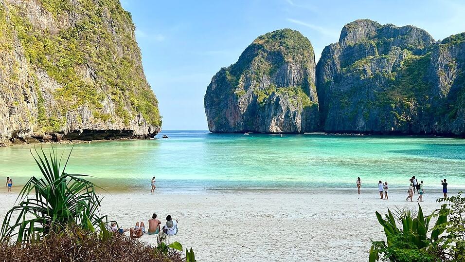 Nachdem «The Beach» in die Kinos gekommen war, litt die traumhafte Maya Bay jahrelang unter Massentourismus.