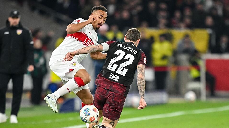 WM-Kandidaten im Vergleich: Stuttgarts Jamie Leweling (l) im Duell mit David Raum. WM-Kandidaten im Vergleich: Stuttgarts Jamie Leweling (l) im Duell mit David Raum.