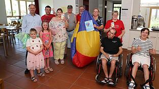 Sechs Menschen mit Beeintr&auml;chtigungen, darunter zwei Rollstuhlfahrer, sowie zwei ehrenamtlich Engagierte durften sich &uuml;ber den Gewinn freuen.