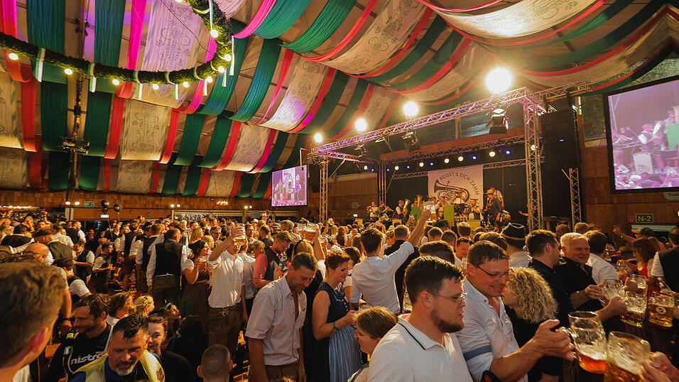Die Partybilder vom Dienstag, 13. August 2024, aus dem Festzelt Weckmann. Die Partybilder vom Dienstag, 13. August 2024, aus dem Festzelt Weckmann.