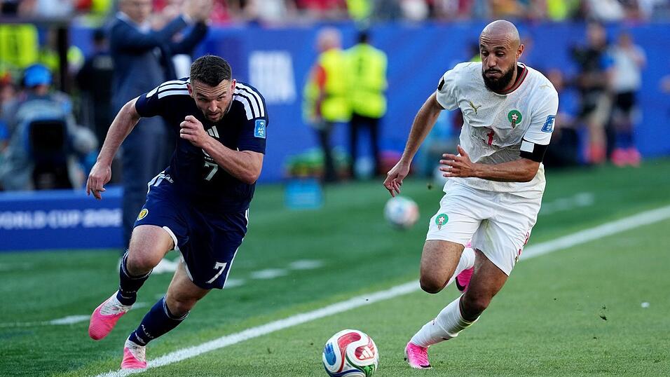 Der Schotte John McGinn (l) und der Marokkaner Noussair Mazraoui im Laufduell.